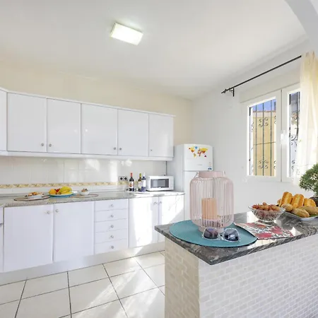 Carola - Plusholidays * Ifach